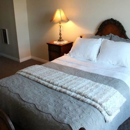 Honeycomb Bed & Breakfast Onanole Exterior photo