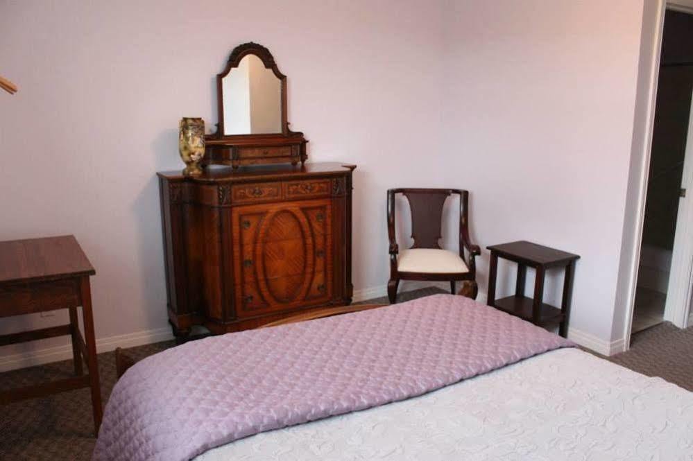 Honeycomb Bed & Breakfast Onanole Exterior photo